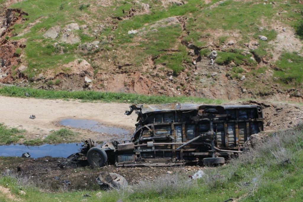 Yola döşenen el yapımı patlayıcı infilak etti: 2 ölü